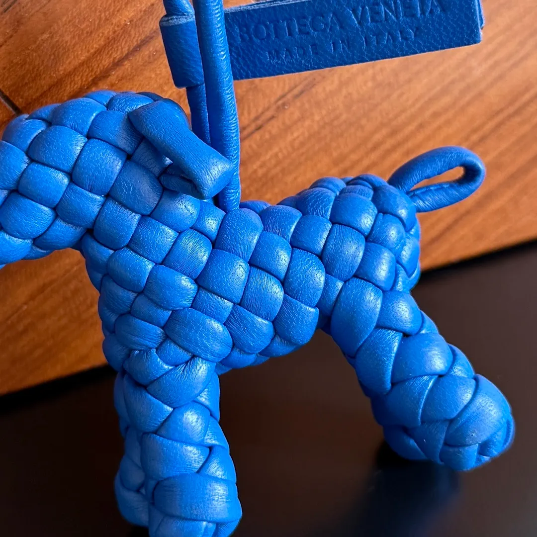Batch 540 BOTTEGA VENETA2025 new puppy-shaped pendant braided puppy is now online😎The leather braided puppy-shaped pendant can be hung on any handbag, and it is as cute, delicate and colorful as it matches with a bag. Cute and cute, it will touch your heart at any time. It can be hung on bags or keychains. Who can resist such a cute puppy? Style number: 807068